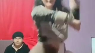 Ben bir şey öğrendim diyerek annesinin önünde twerk yaptı! O anları sosyal medyadan paylaşınca viral oldu... Görenler herkesi şaşkına çevirdi