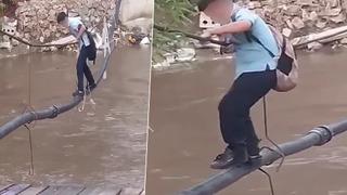 Okula gitmek için her gün hayatlarını riske atıyorlar! Timsahların istila ettiği nehrin üzerindeki borudan yürüyerek geçiyorlar