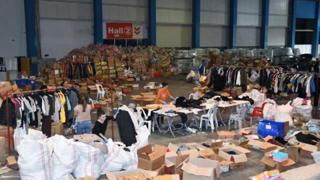 Depremzedelere gönderilen yardım kolisinden deste deste para çıktı!