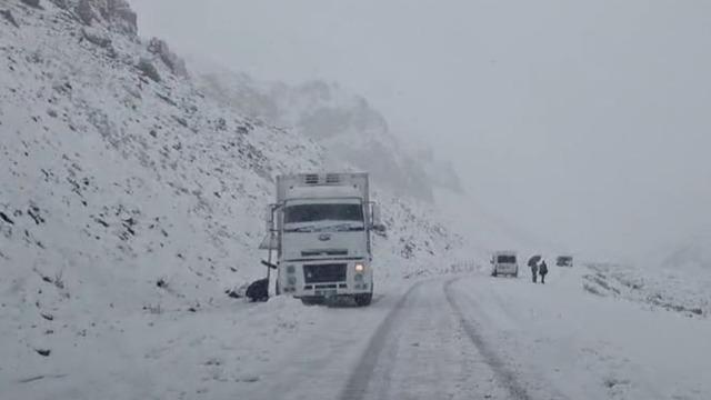 Her yer beyaza büründü! Araçlar yolda kaldı... Kar altında zincir mesaisi