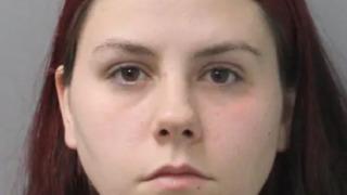 10 aylık bebeği susmadığı için arabada kilitli bıraktı! Cani anne hiçbir şey yok gibi alışverişine devam etti... Kıskıvrak yakalandı