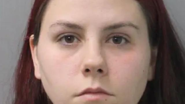 10 aylık bebeği susmadığı için arabada kilitli bıraktı! Cani anne hiçbir şey yok gibi alışverişine devam etti... Kıskıvrak yakalandı