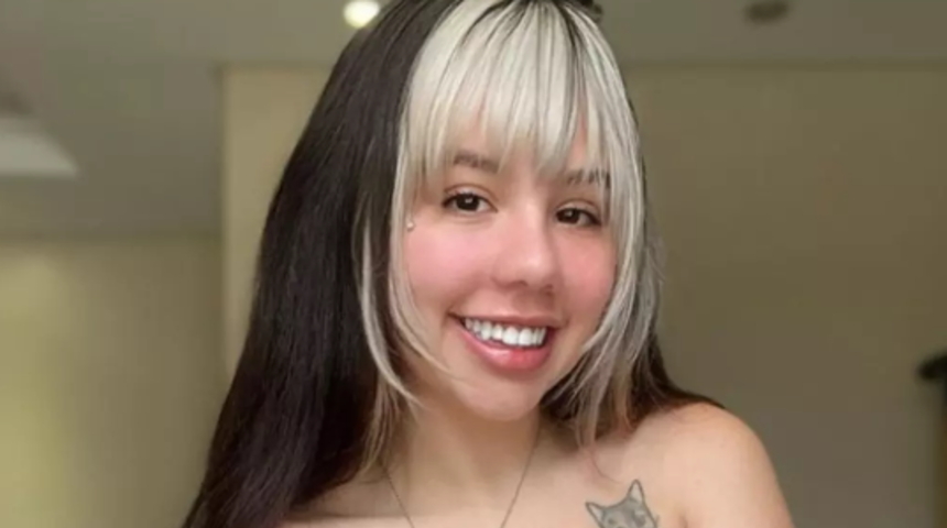 "Hayranlarım istedi" dedi! Kalabalık bir caddenin ortasında iç çamaşırını çıkartıp salladı... Sosyal medya bu olayı konuşuyor