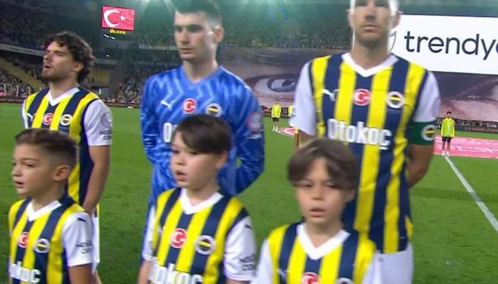 Trabzonspor maçının seremonisinde Galatasaray taraftarını kızdıran hareket!Fenerbahçe