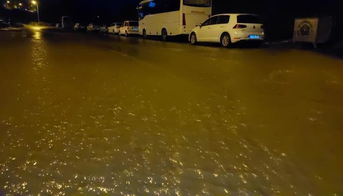 Sokaklar göle döndü, araçlar zor anlar yaşadı! Şiddetli yağış İstanbul’un kapısına dayandı
