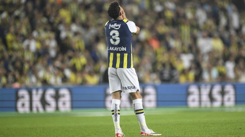 Fenerbahçe taraftarından Samet Akaydin'e önce tepki sonra alkış! Oyundan çıkar çıkmaz gözyaşlarıyla soyunma odasına gitti! Stadyumdan ayrılışı ise...