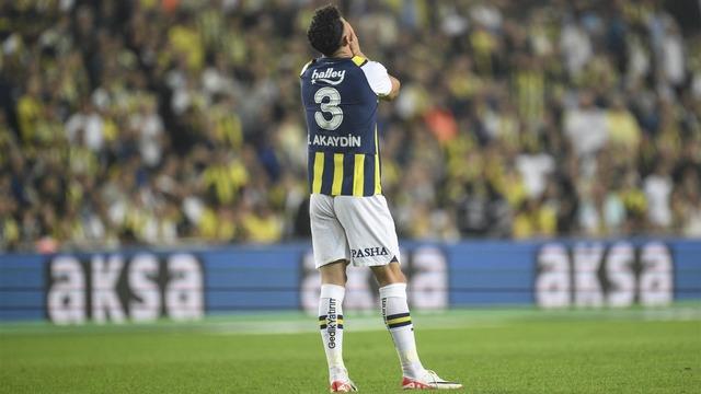 Fenerbahçe taraftarından Samet Akaydin'e önce tepki sonra alkış! Oyundan çıkar çıkmaz gözyaşlarıyla soyunma odasına gitti! Stadyumdan ayrılışı ise...