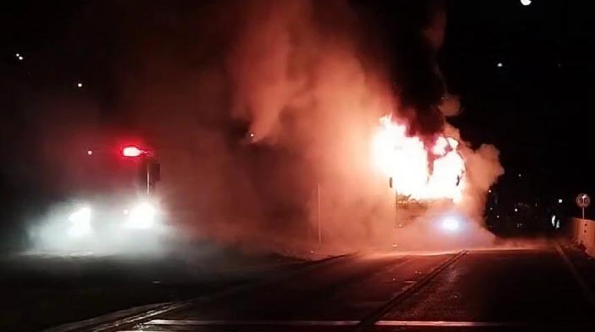 Yolcu otobüsü Bolu Dağı'nda alev alev yandı! Ankara yönü 1 saat trafiğe kapatıldı