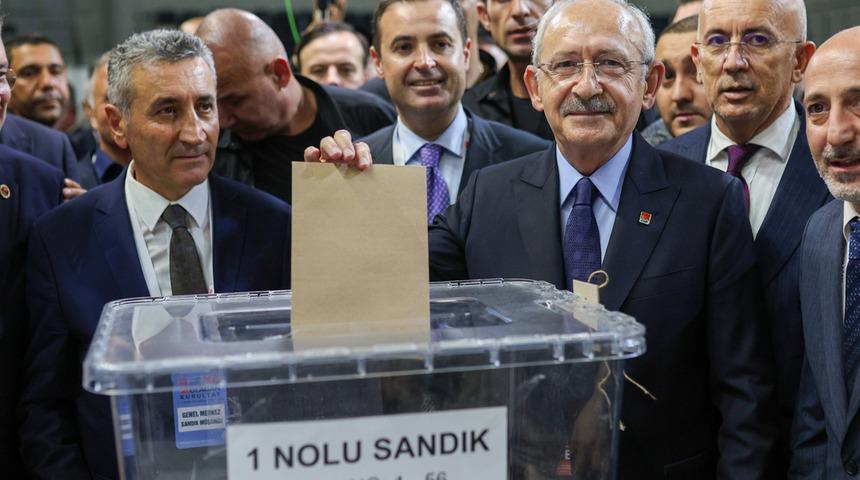 Önce 'Kılıçdaroğlu kazandı' dediler, sonra Özgür Özel'i tebrik ettiler! Kurultay devam ederken yaptıkları paylaşımlar gündem oldu