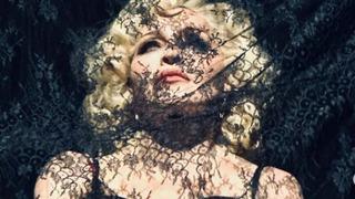 Madonna göğüslerini tülle kapadı! Sansürsüz poz olay oldu