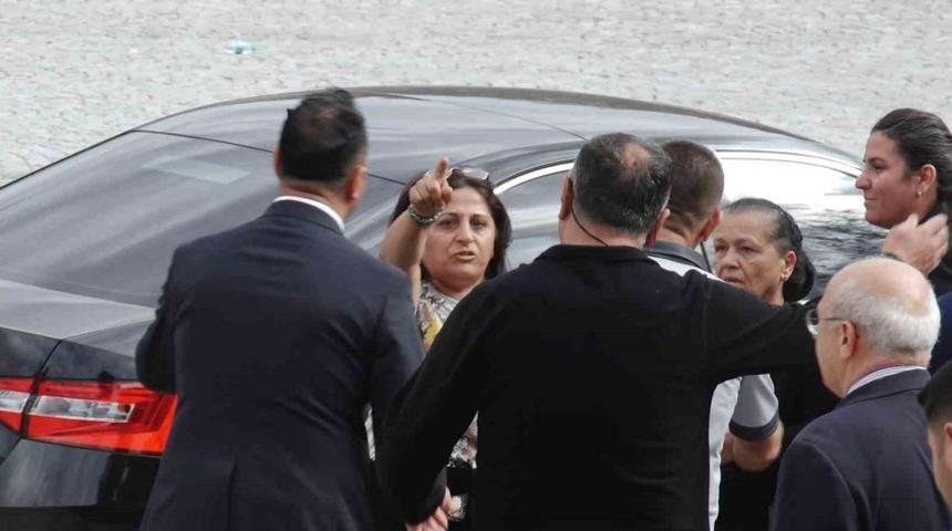 Özgü Özel'e sürpriz protesto: 'Kılıçdaroğlu sana ekmek yedirdi'