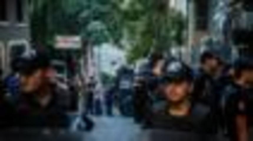 &Ouml;zg&uuml;r G&uuml;ndem yazarlarına polis baskını