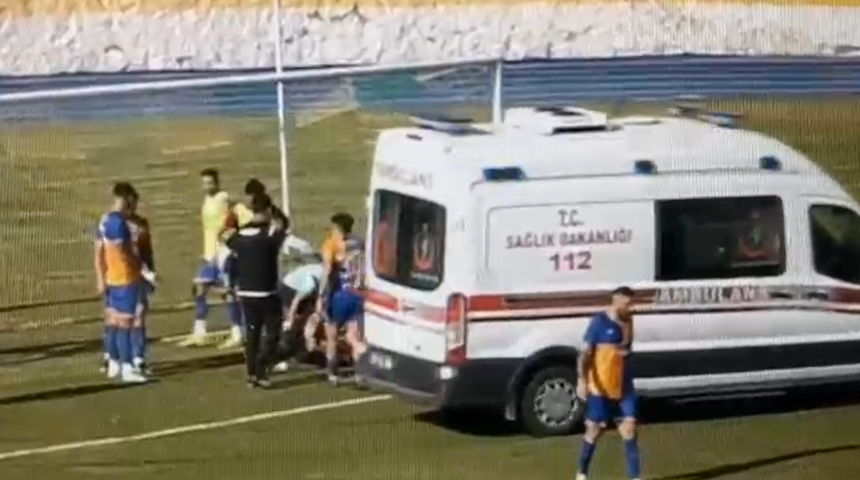 Yürekler ağza geldi! Kendi takım arkadaşıyla çarpıştı, dili boğazına kaçtı! Maçın hakemi hayatını kurtardı...