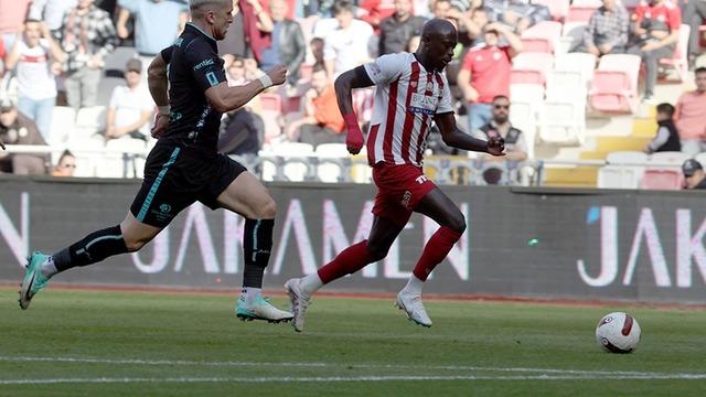 Adana Demirspor'a Sivasspor çelmesi! Ev sahibi ekipte sakatlık şoku... Oyuna devam edemedi!