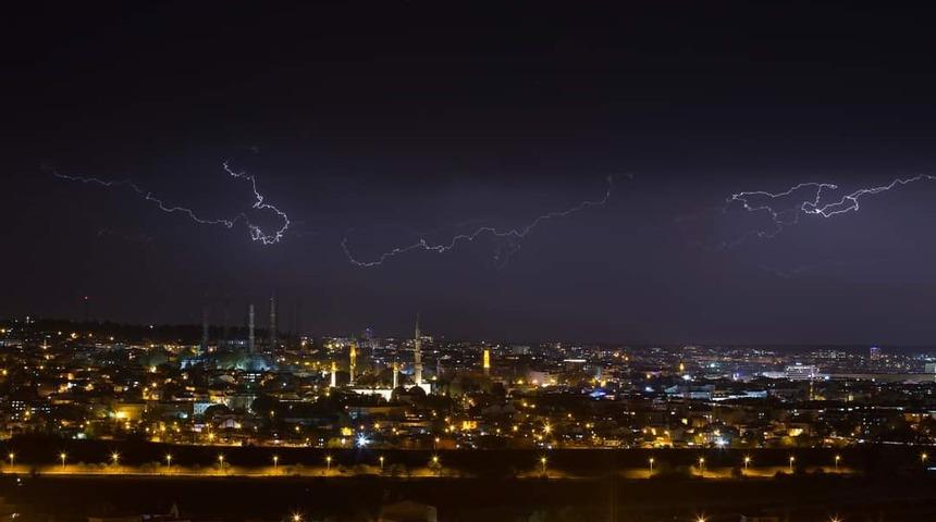 Edirne&rsquo;de şimşekler geceyi aydınlattı
