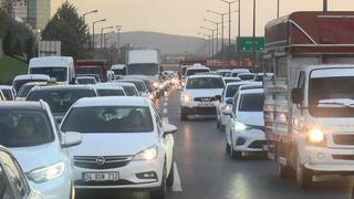 Lastiği patlayan kamyonetin yükü yola saçıldı! TEM Otoyolu'nda trafik sıkıştı