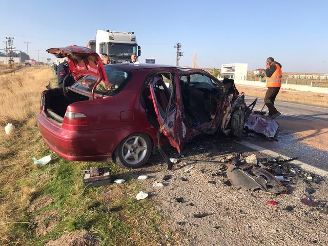 Sivas'ta iki otomobilin çarpıştığı kazada 1 kişi öldü, 4 kişi yaralandı