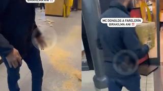 Görüntüler İstanbul'dan! İnsanlar yemek yerken içeri girip fare dolu kutuyu fırlattı 'Müslümanların etlerini değil, alın bu fareleri yiyin'