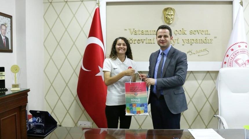 Muğla’da görev yapan öğretmen takımı ile birlikte dünya ikincisi oldu