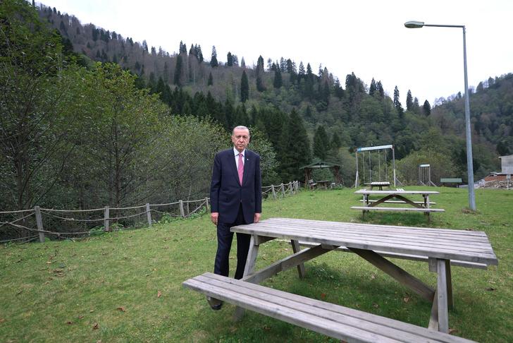 Cumhurbaşkanı Erdoğan helikopterle geldi, yerinde inceledi! Vatandaşlarla fotoğraf çektirdi G1