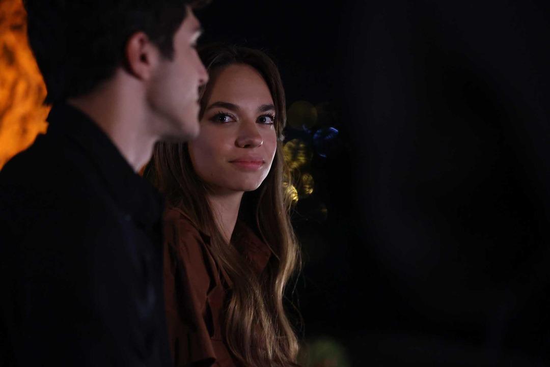 Kendi D&uuml;şen Ağlamaz'daki &ccedil;ekim hatası dikkatlerden ka&ccedil;madı! Enes Ko&ccedil;ak ve Eyl&uuml;l Tumbar'ın o sahnesi g&uuml;ndem oldu! Sadece saniyeler var...