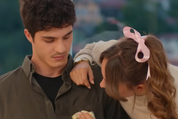 Kendi Düşen Ağlamaz'daki çekim hatası dikkatlerden kaçmadı! Enes Koçak ve Eylül Tumbar'ın o sahnesi gündem oldu! Sadece saniyeler var... G2