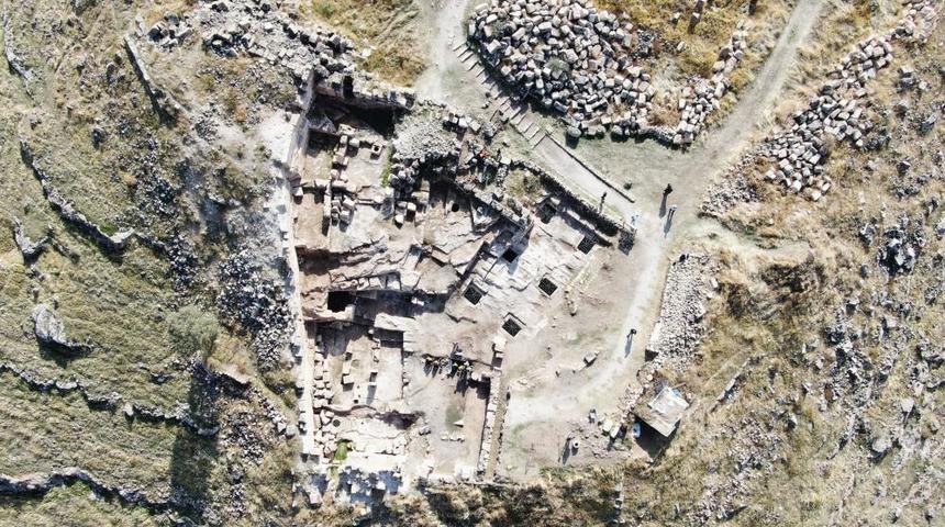 Zerzevan Kalesi'nde heyecanlandıran keşif! Bin 900 yıllık Mithras Tapınağı bulundu