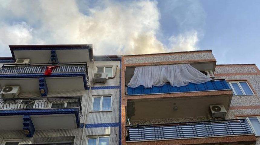 Korku dolu g&ouml;zlerle izlediler! Apartmandan y&uuml;kselen duman panik yarattı