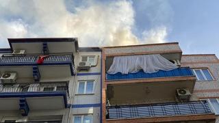 Korku dolu gözlerle izlediler! Apartmandan yükselen duman panik yarattı