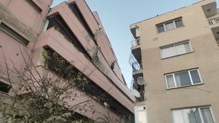 İzmir'de yıkım için boşaltılan okul binası yan yattı! Çevredeki binalar tahliye edildi