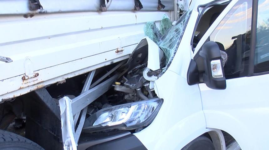 Sürücünün kontrolünden çıktı! Kapalı kasa minibüs park halindeki kamyona çarptı