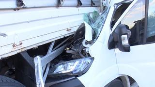 Sürücünün kontrolünden çıktı! Kapalı kasa minibüs park halindeki kamyona çarptı