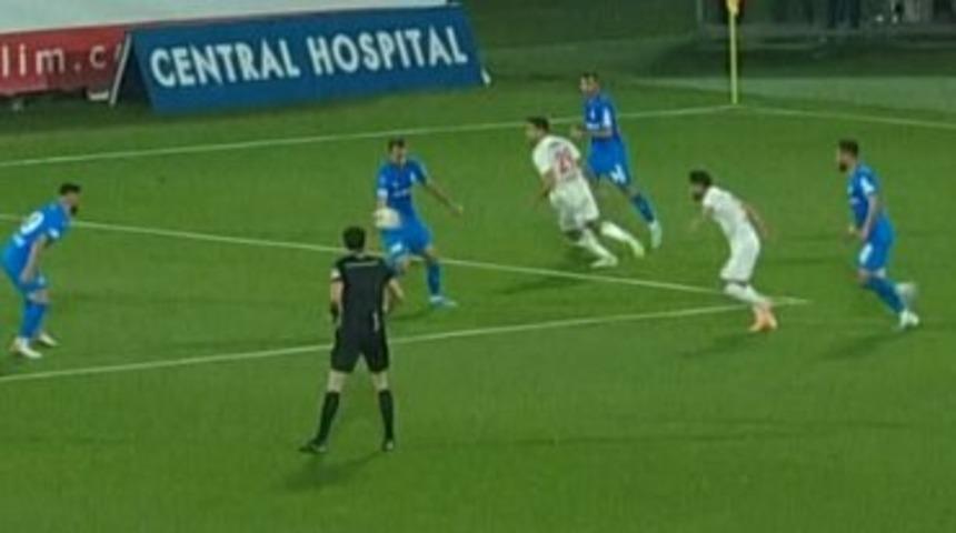 Ümraniyespor-Tuzlaspor maçında neler oldu neler! Hakem vermedi, 'VAR' vermedi Ümraniyespor ayaklandı
