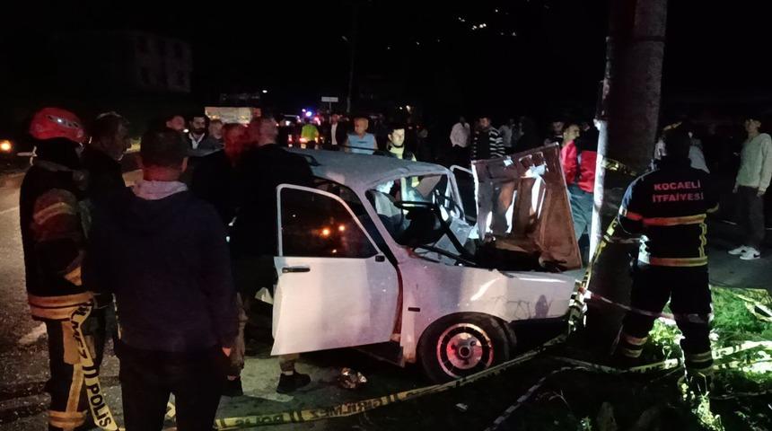 Kocaeli'de aydınlatma direğine çarpan otomobildeki 4 kişi yaralandı