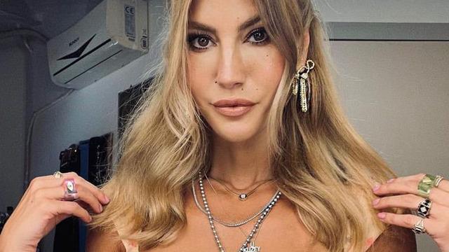 Çağla Şıkel'in sevgilisi Nail Gönenli aile pozunda! Beğeni yağdı