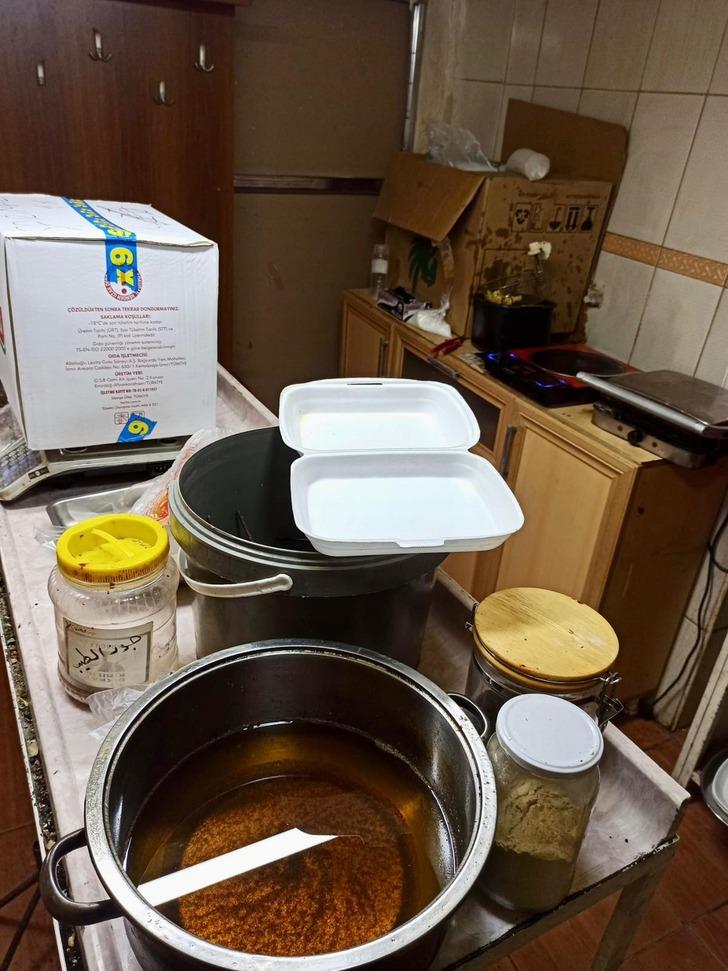 Vatandaşa yedirdikleri yemekleri hazırladıkları ortam mide bulandırdı! Hatay'da yabancı uyruklu şahsın lokantası kapatıldı G4