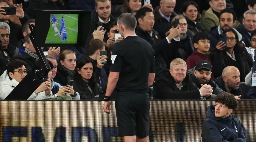İngiltere'de olaylı derbi! Tottenham-Chelsea maçını hakem değil 'VAR' yönetti
