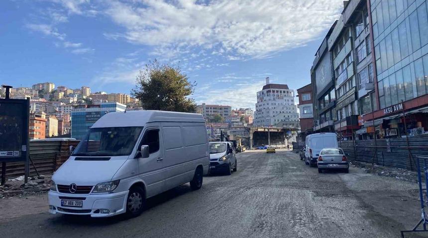 67 yıllık k&ouml;pr&uuml;n&uuml;n bir ayağı trafiğe a&ccedil;ıldı