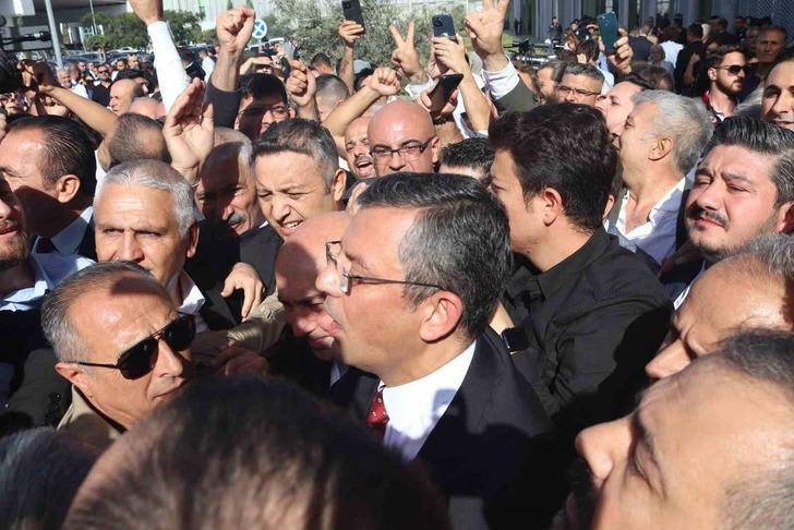 CHP’nin yeni lideri Özgür Özel'e İzmir'de davul zurnalı coşkulu karşılama! Ezilme tehlikesi geçirdiler