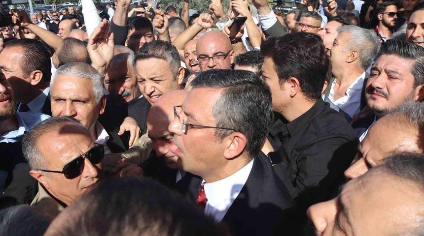 CHP’nin yeni lideri Özgür Özel'e İzmir'de davul zurnalı coşkulu karşılama! Ezilme tehlikesi geçirdiler
