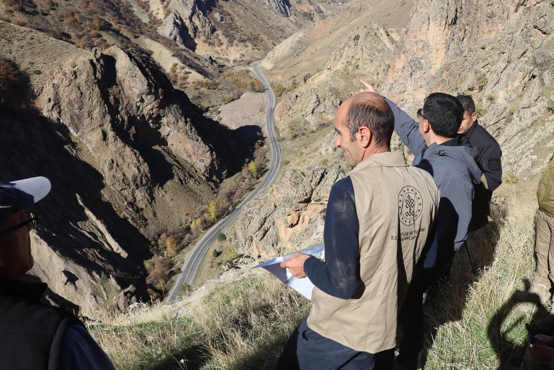 Gizli ge&ccedil;idi var! İl&ccedil;e merkezine 3 kilometre mesafede: Ge&ccedil;mişinin ise 2 bin 700 yıl &ouml;ncesine dayandığı d&uuml;ş&uuml;n&uuml;l&uuml;yor! &Ccedil;alışma başlatıldı