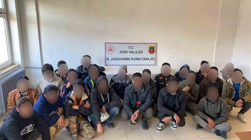 Ağrı&rsquo;da 25 Afgan g&ouml;&ccedil;men yakalandı, 3 ş&uuml;pheli g&ouml;zaltına alındı