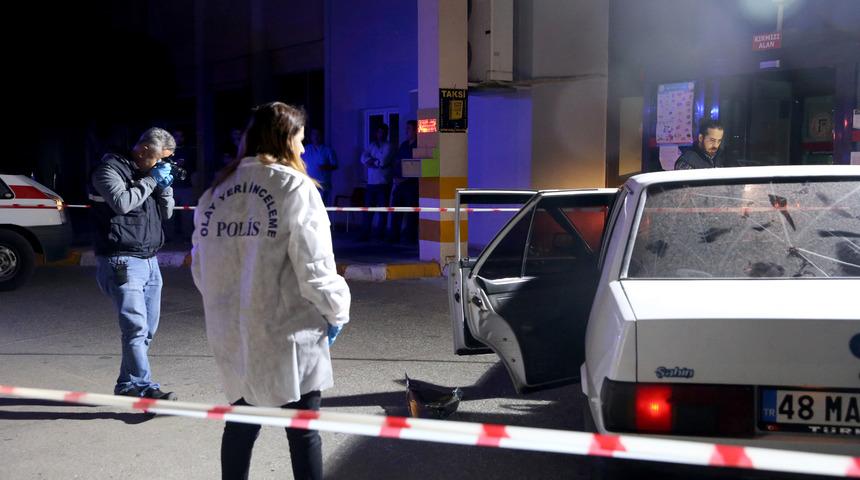 Fethiye'de otomobiliyle seyir halindeyken tabancayla vurulan kadın yaralandı