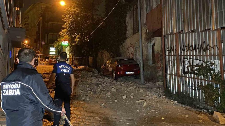 Beyoğlu&rsquo;nda metruk binadan d&ouml;k&uuml;len taşlar park halindeki 3 aracı pert etti