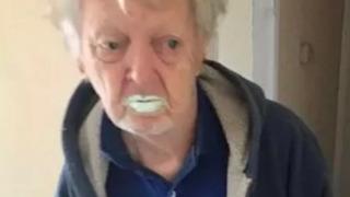 Kendisini yoğurt uzmanı olarak tanıtıyordu! Yarım fıçı boyayı yoğurt sanan yaşlı adam 91 yaşında hayatını kaybetti