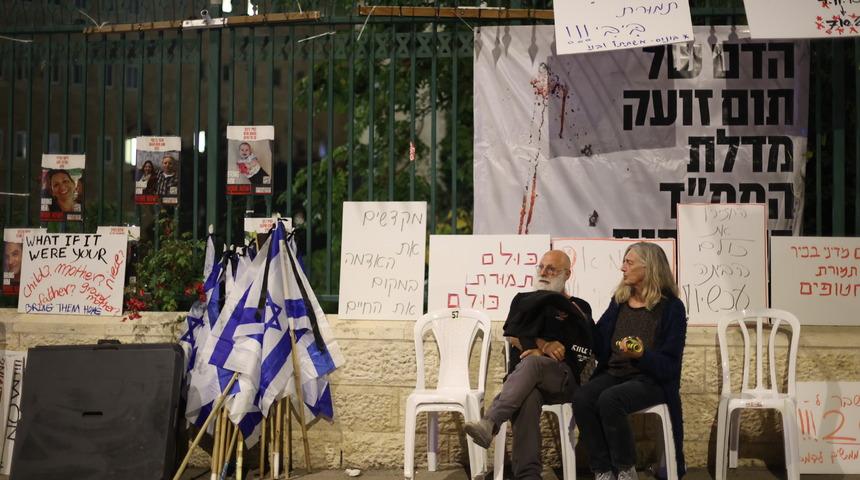 Hamas'ın saldırılarında yakınlarını kaybeden İsrailliler Netanyahu'nun istifası için çadır kurdu