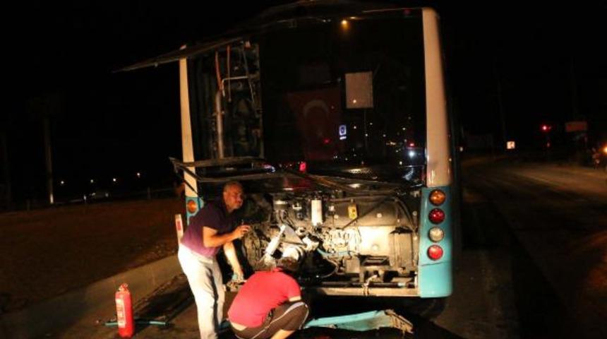 Minib&uuml;s, belediye otob&uuml;s&uuml;ne &ccedil;arptı: 14 yaralı