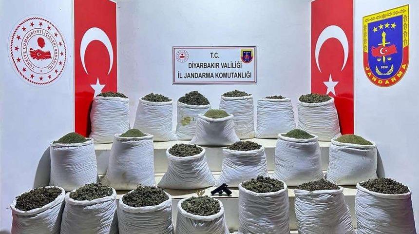 Diyarbakır'da 914 kilogram esrar ve 7 bin 350 kök Hint keneviri ele geçirildi