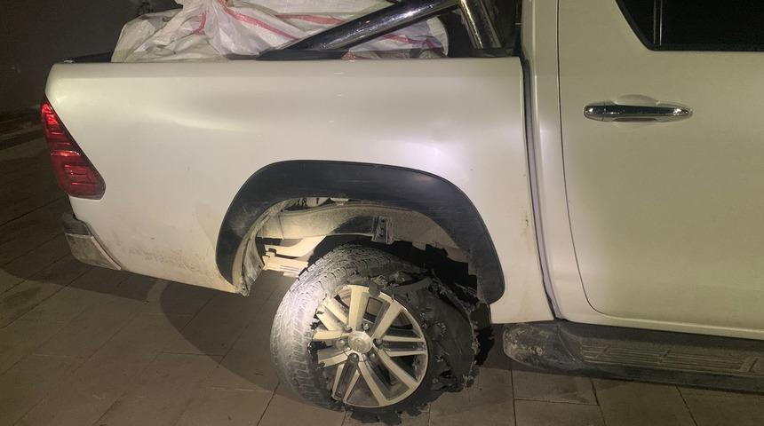 Adana'da lastiklerine ateş edilerek durdurulan pikaptan 122 kilo 300 gram skunk çıktı