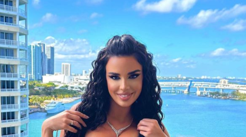 Sosyal medya fenomeni Ivana Knöll derin göğüs dekoltesinden vazgeçmedi! Leopar tulumuyla poz verdi... "Her şey enerjiyle ilgili..."